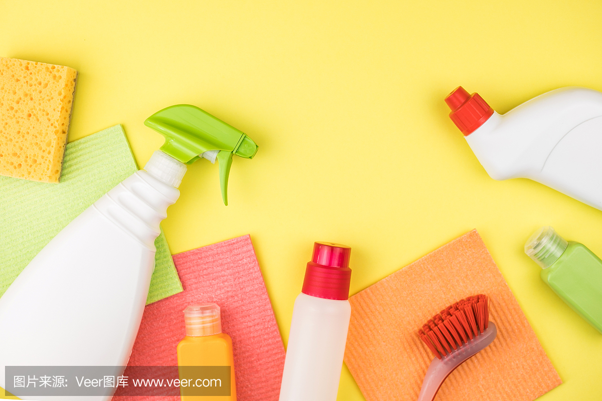 家用清洁产品是黄色的背景。